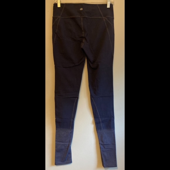 Athleta Full Length Leggings Size M - Picture 3 of 5